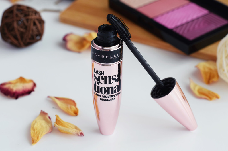 Lọ mascara Lash Sensational của Maybelline, sản phẩm chống nước hoàn hảo cho mùa mưa ở Sài Gòn. Đánh thức vẻ đẹp đôi mắt với mascara tốt giúp giữ mi cong cả ngày dài.
