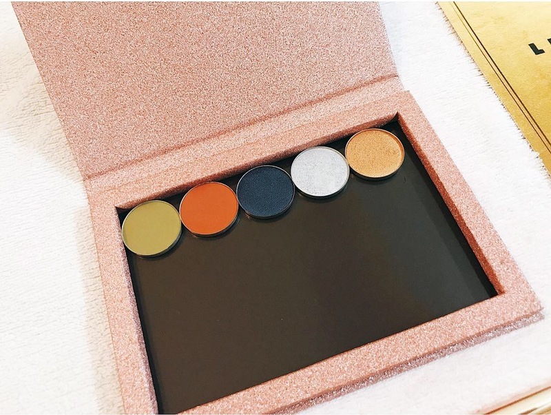 Set mỹ phẩm chính hãng Lustre với nhiều màu sắc đa dạng, bao gồm phấn mắt và các sản phẩm trang điểm khác. Khám phá sự kết hợp hoàn hảo giữa chất lượng và thiết kế sang trọng của mỹ phẩm Lustre nhé!