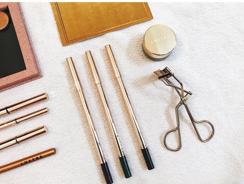 Bộ sản phẩm mỹ phẩm chính hãng Lustre bao gồm kẻ mắt, kẻ mày, phấn mắt và kẹp mi. Đang xem xét chất lượng của mỹ phẩm trang điểm LUSTRE Make-Up với hình thức sang trọng, chất liệu đảm bảo.