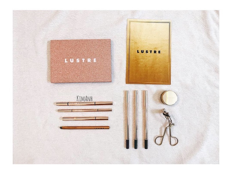 Bộ mỹ phẩm chính hãng Lustre bao gồm các sản phẩm kẻ mắt, kẻ mày, phấn mắt và kẹp mi, chất lượng đánh giá từ trải nghiệm thực tế. Khám phá xem mỹ phẩm LUSTRE Make-Up có xứng đáng với giá trị hay không!