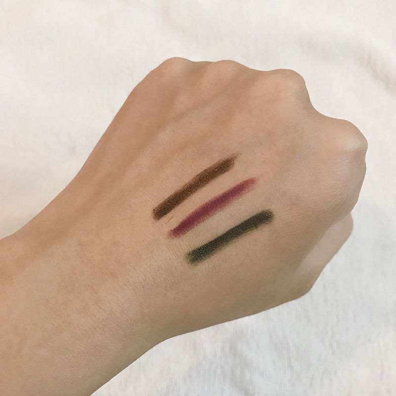 Ba đường kẻ màu của mỹ phẩm chính hãng Lustre trên bàn tay, thể hiện chất lượng và sắc thái đa dạng của LUSTRE Make-Up. Đọc thêm về sản phẩm trang điểm này qua bài viết để tìm hiểu xem mỹ phẩm Lustre có đáng đầu tư hay không.