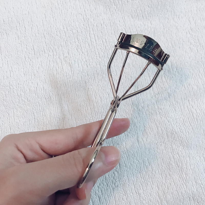 Kẹp mi LUSTRE nổi bật trong bộ mỹ phẩm chính hãng Lustre makeup, được dùng để tạo độ cong hoàn hảo cho mi trước khi trang điểm. Chất lượng sản phẩm yêu cầu cao liệu có tương xứng với giá cả? Khám phá trong bài review.