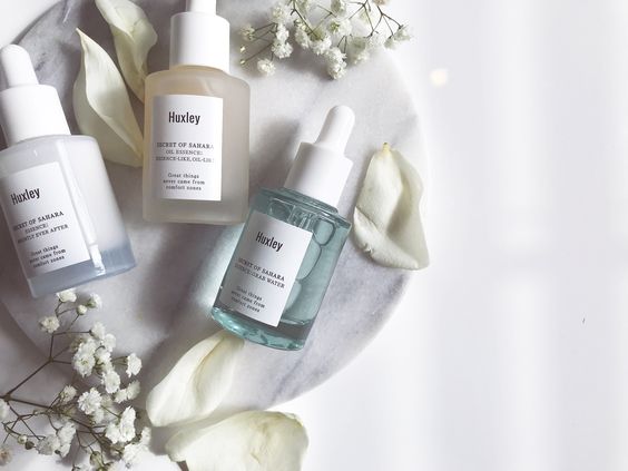 Bộ sản phẩm dưỡng da Huxley Hydration Duo bao gồm 3 lọ serum cải thiện độ ẩm cho da khô, trước nền trắng tinh khiết. Sản phẩm hứa hẹn mang lại hiệu quả rõ rệt chỉ trong 30 ngày qua chu trình dưỡng da.