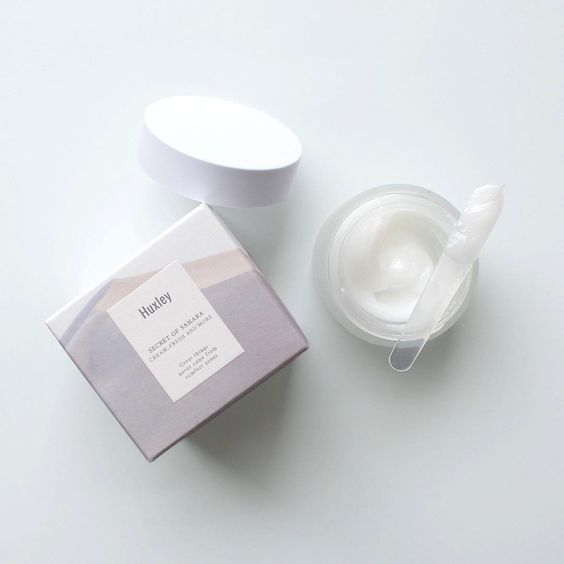 Bộ sản phẩm dưỡng da chuyên sâu Huxley Hydration Duo, bao gồm hộp kem dưỡng và chén đựng kem với thìa nhỏ. Tóm gọn chu trình dưỡng ẩm cho da khô trong 30 ngày.