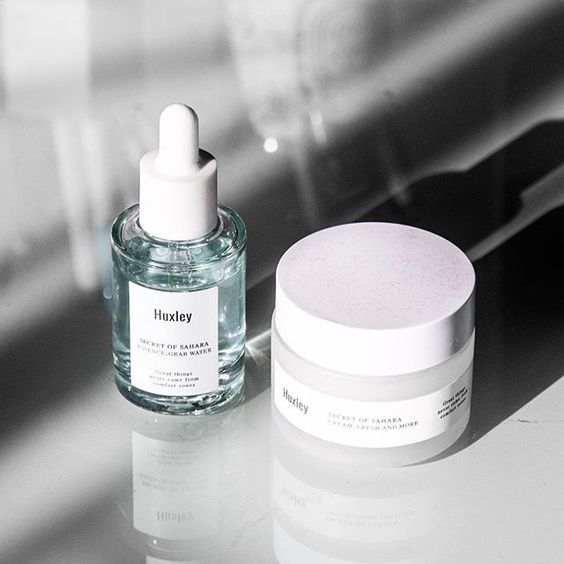 Bộ sản phẩm dưỡng da Huxley Hydration Duo gồm tinh chất dưỡng ẩm và kem dưỡng ẩm mang lại hiệu quả phục hồi tức thì cho da, giúp làm ẩm và cải thiện tình trạng da khô hiệu quả chỉ trong 30 ngày.