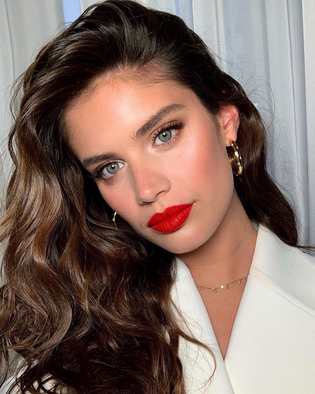 Cận cảnh vẻ đẹp quyến rũ lộng lẫy với phong cách makeup tại Cannes 2019. Đôi mắt quyến rũ và đôi môi đỏ rực là nguồn cảm hứng cho mẹo trang điểm, giữ cho phong cách hoàn hảo trong những sự kiện thảm đỏ.