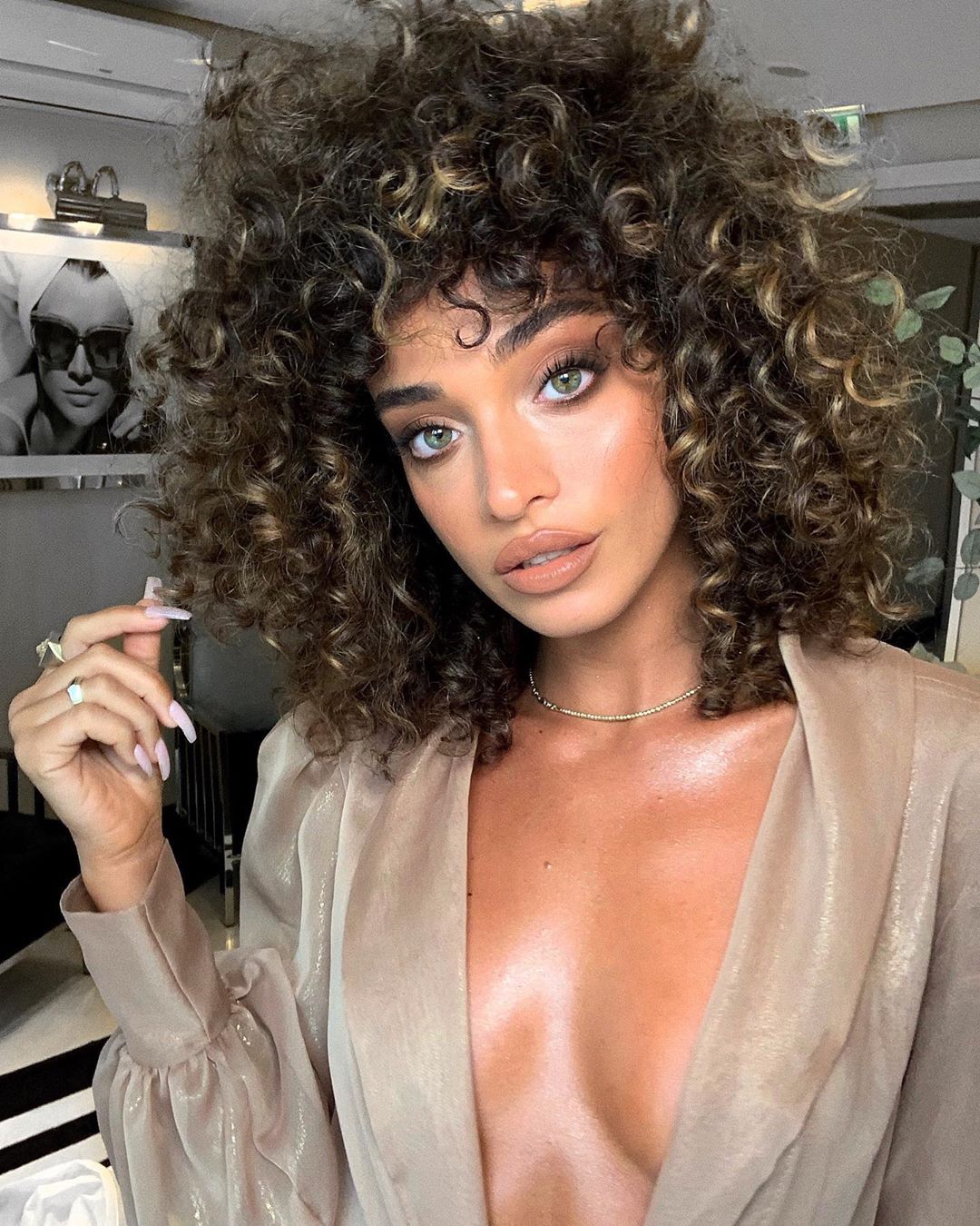 Bí quyết makeup đẹp xuất thần từ thảm đỏ Cannes 2019, mang đến nguồn cảm hứng bất tận cho tín đồ làm đẹp. Khám phá phong cách nổi bật tại sự kiện danh giá với những mẹo trang điểm đáng học hỏi.