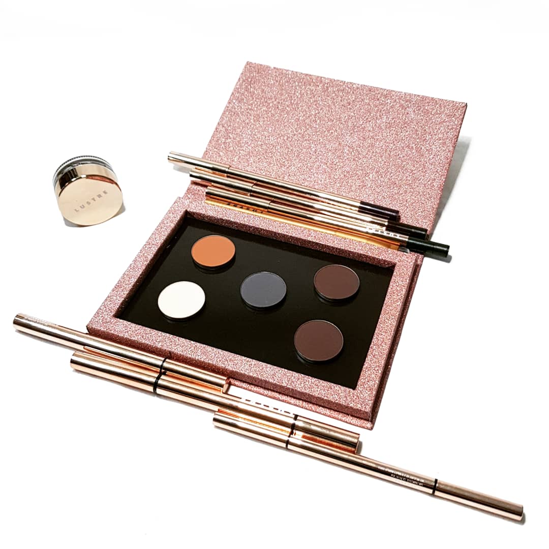 Bộ mỹ phẩm trang điểm tự nhiên LUSTRE Make-Up với nhiều sản phẩm như lustre mascara, bảng màu phấn mắt và bút kẻ mắt, giúp bạn trang điểm tự nhiên hoàn hảo. Khám phá ngay để không còn lăn tăn về việc lựa chọn sản phẩm.