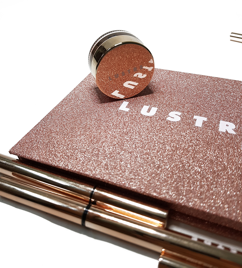 Bộ mỹ phẩm trang điểm tự nhiên từ LUSTRE Make-Up, bao gồm sắc độ trang điểm hoàn hảo cho mắt, với lustre mascara và các dụng cụ trang điểm lý tưởng, giúp các bạn mới bắt đầu tự tin hơn trong việc tạo kiểu trang điểm tự nhiên.