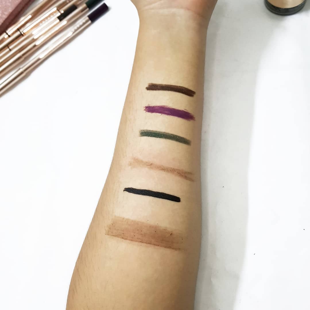 Bảng màu sản phẩm trang điểm mắt từ LUSTRE Make-Up, bao gồm các màu sắc độc đáo như nâu, tím, xanh lá, giúp bạn dễ dàng thực hiện trang điểm tự nhiên và nổi bật mà không gây nhàm chán. Khám phá các sản phẩm mỹ phẩm trang điểm cho vẻ đẹp rạng rỡ.