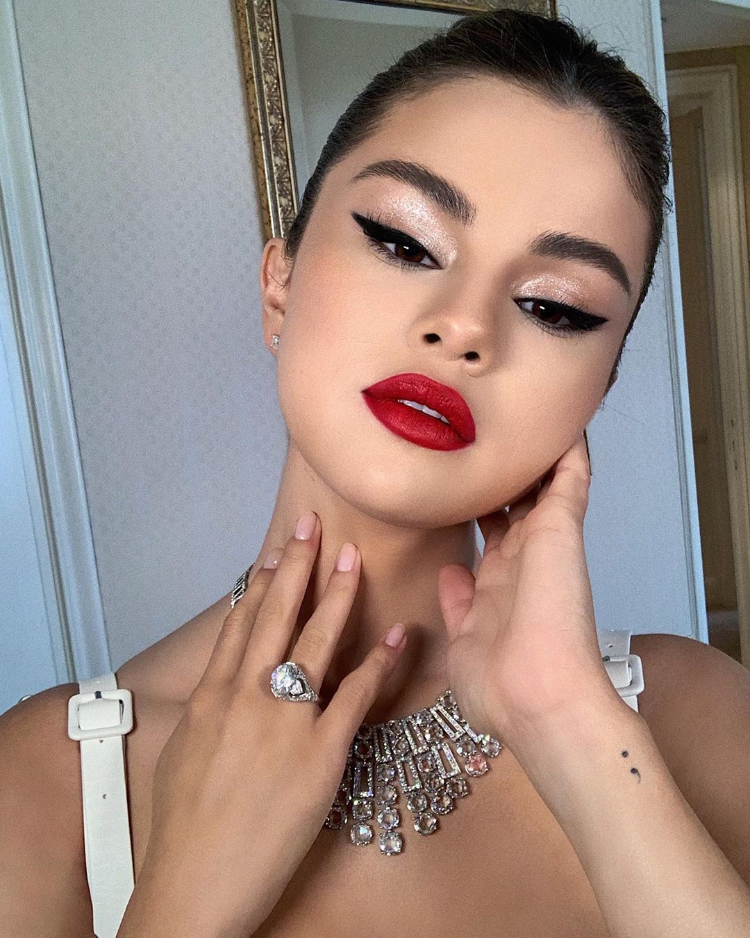 Bài viết về makeup tại thảm đỏ Cannes 2019, giới thiệu ba bí quyết trang điểm đẹp xuất thần từ những khoảnh khắc ghi lại sự tỏa sáng của các sao, mang đến cảm hứng làm đẹp bất tận cho tín đồ.