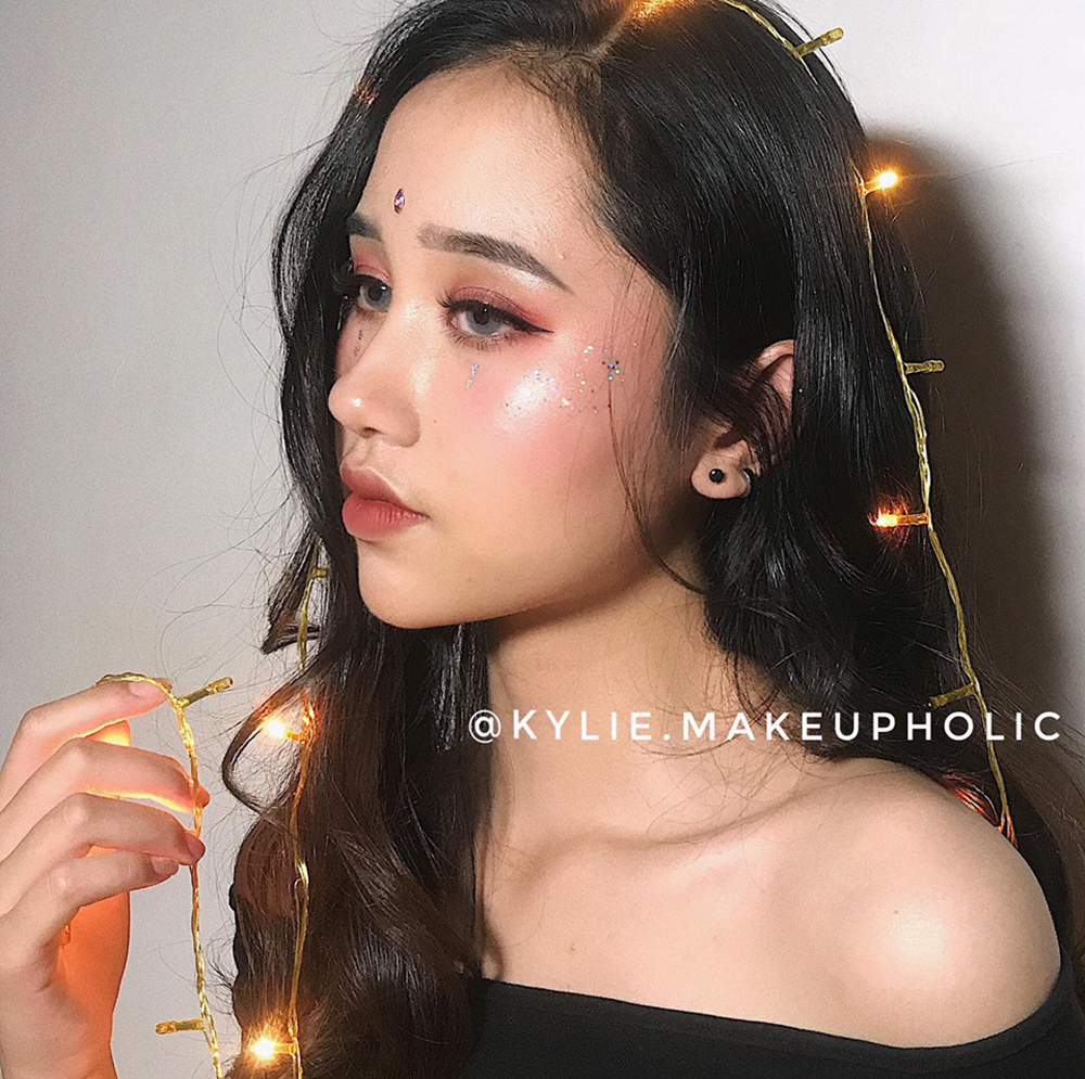 Bài viết "4 Bước dễ dàng biến hoá thành cô nàng nổi bần bật trong lễ hội âm nhạc" cung cấp hướng dẫn trang điểm ấn tượng cho các cô nàng trẻ trung, giúp tỏa sáng trong không khí lễ hội âm nhạc, với nhiều mẹo make up độc đáo.