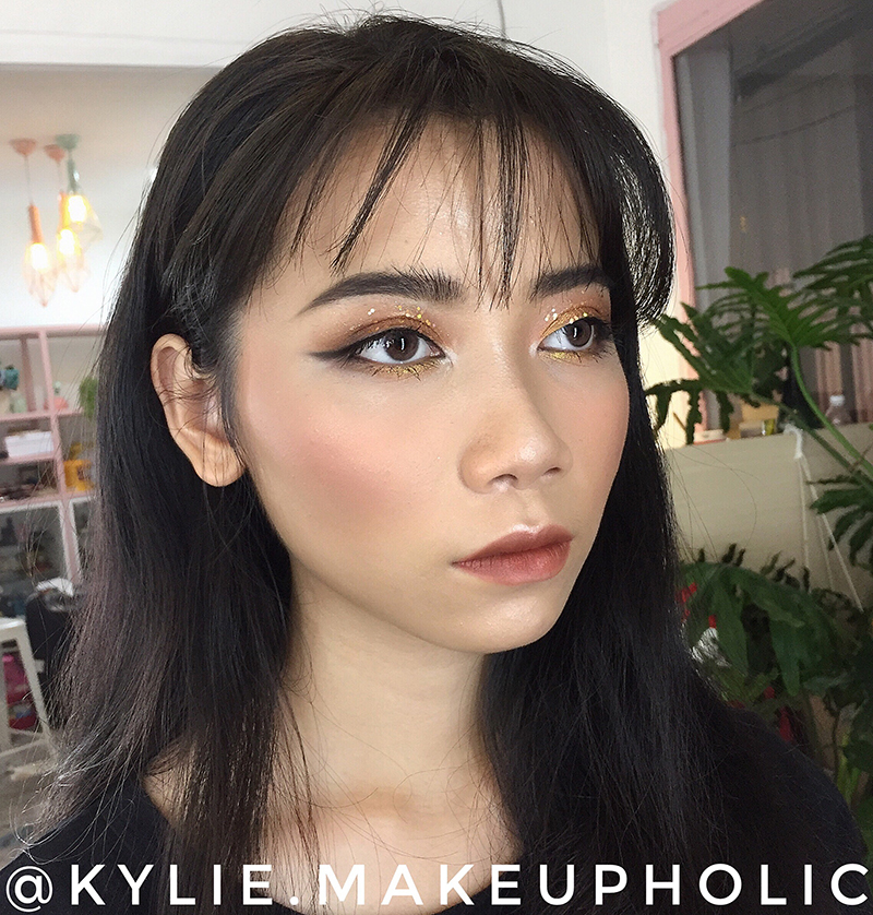 Bài viết "4 Bước dễ dàng biến hoá thành cô nàng nổi bần bật trong lễ hội âm nhạc" với hướng dẫn trang điểm giúp các cô nàng tỏa sáng trong những makeup look ấn tượng cho festival nhạc.