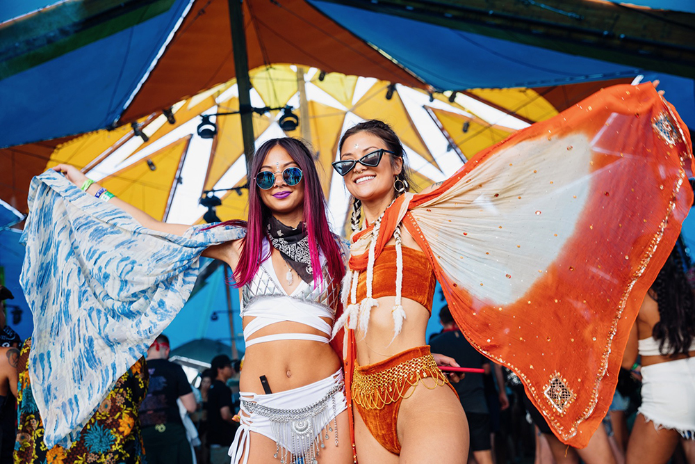 4 bước dễ dàng để trở thành cô nàng nổi bần bật trong lễ hội âm nhạc với hướng dẫn trang điểm cá tính. Tỏa sáng với makeup look ấn tượng và thu hút sự chú ý tại các sự kiện âm nhạc.