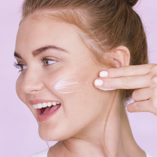 Vén màn sự thật về dưỡng ẩm trong skin care routine, bước chăm sóc cơ bản và cần thiết nhất. Khám phá bí quyết chăm sóc da và cách chọn sản phẩm phù hợp cho từng loại da, làm rõ vai trò quan trọng của dưỡng ẩm.