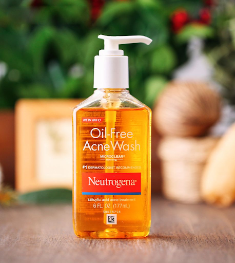 Sản phẩm Neutrogena Oil-Free Acne Wash với công thức trị mụn hiệu quả, giúp loại bỏ mụn và chăm sóc da cơ bản. Tìm hiểu thêm về 7 thành phần trị mụn hiệu quả từ các bác sĩ da liễu trong bài viết đầy đủ.