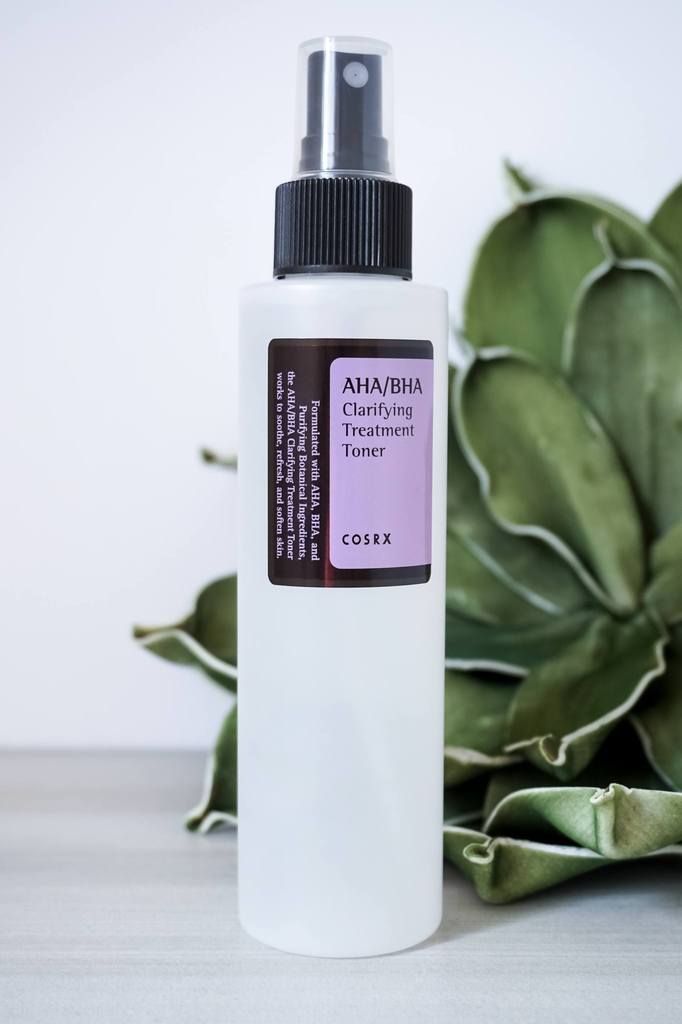 Bình xịt toner AHA/BHA Clarifying Treatment của COSRX, lý tưởng cho việc chăm sóc da cơ bản và trị mụn hiệu quả. Sản phẩm giúp làm sạch và tái tạo làn da, là gợi ý tốt từ OKAME Skincare.