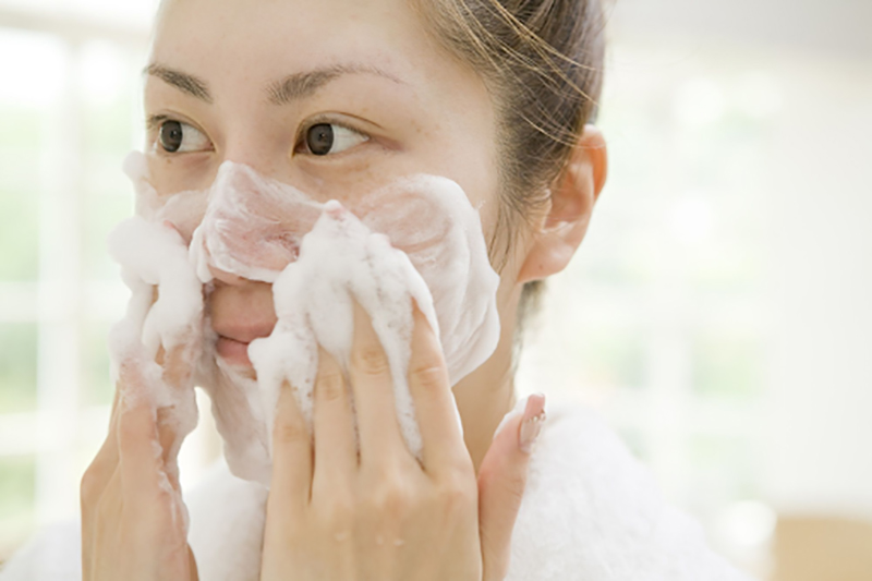 Hướng dẫn chăm sóc da cơ bản cho người mới ‘nhập môn’ với 5 bước đơn giản. Cô gái rửa mặt với bọt làm sạch, giúp duy trì làn da khỏe mạnh trong quy trình dưỡng da. Tham khảo thêm để có skincare routine hiệu quả.