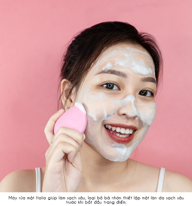 Hướng dẫn sử dụng máy rửa mặt Halio giúp làm sạch sâu cho da dầu, giúp loại bỏ bụi bẩn và nhờn trước khi trang điểm, đảm bảo lớp nền bền vững, chống tình trạng chảy tuột trong mùa hè.