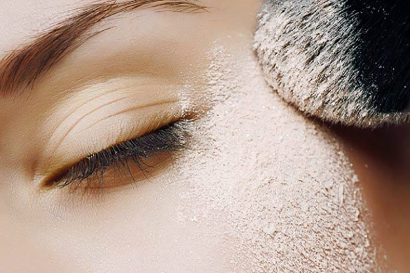 Bài viết cung cấp những bí kíp đánh kem nền cho da dầu, hướng dẫn sử dụng LUSTRE Make-Up để giữ lớp nền bền chặt trong thời tiết nóng bức, tránh tình trạng nền chảy tuột và loang lổ.