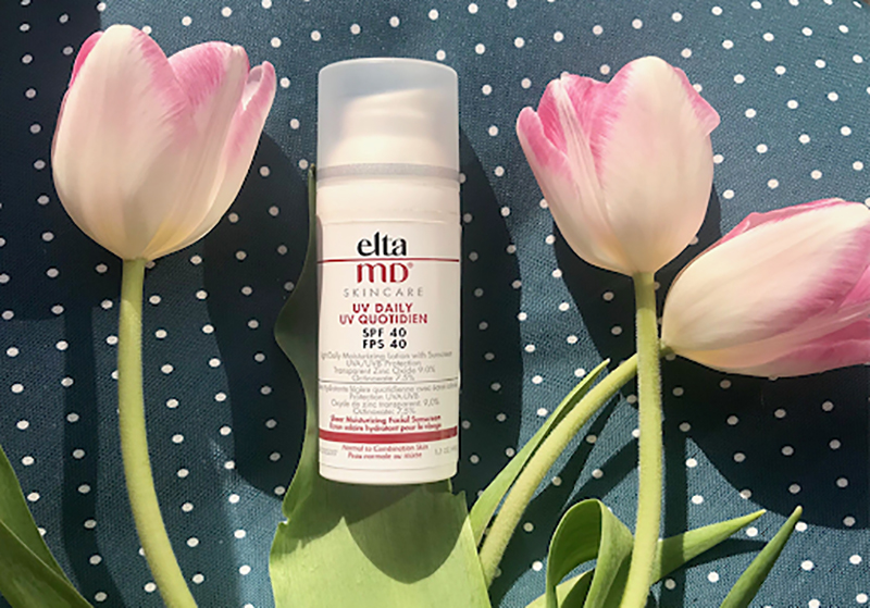 Nghía qua 5 cao thủ bình dân trong làng kem chống nắng tốt nhất với sản phẩm Elta MD UV Daily SPF 40, giữa các bông tulip. Kem chống nắng hiệu quả, giá cả phải chăng giúp bảo vệ da khỏi ánh nắng mặt trời.