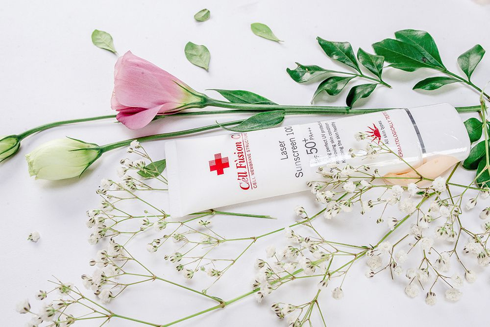 Bài viết về sự lựa chọn giữa kem chống nắng và xịt chống nắng, nhấn mạnh tầm quan trọng của việc bảo vệ làn da trước ánh nắng mặt trời. Thảo luận về kem chống nắng tốt cho da, chỉ số chống nắng và bảng thành phần, giúp các nàng tìm ra sản phẩm phù hợp.
