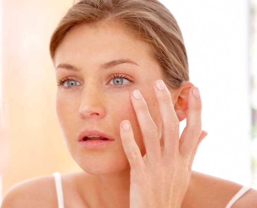 Dưỡng mãi nhưng da chưa đẹp? Kiểm tra ngay skin care routine của bạn! Xây dựng quy trình dưỡng da đúng chuẩn là yếu tố quyết định hiệu quả của sản phẩm. Khám phá các bước chăm sóc da cơ bản, từ sự hiểu biết về các hoạt chất đến cách sắp xếp sản phẩm.