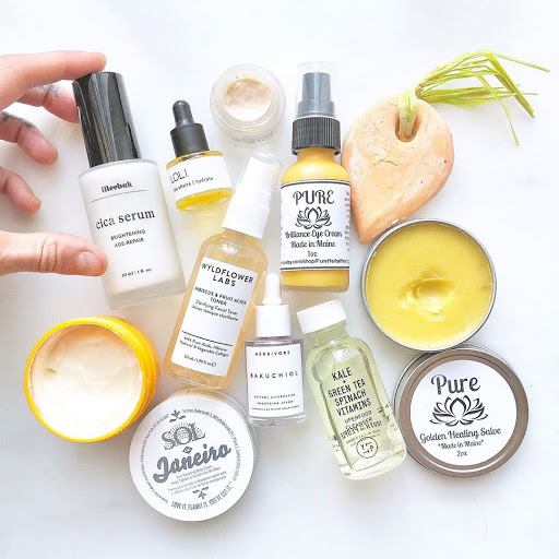 Bộ sản phẩm chăm sóc da với nhiều loại serum, kem và dầu, thể hiện các bước chăm sóc da cơ bản cho một skin care routine hiệu quả, giúp cải thiện tình trạng da. Phù hợp cho những ai tìm kiếm các sản phẩm như halio sensitive và cách sử dụng đúng đắn để dưỡng da.