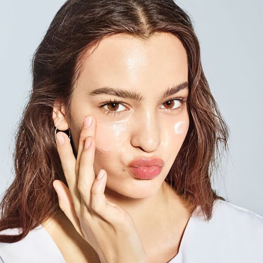 Dưỡng mãi nhưng da chưa đẹp? Bài viết khám phá quy trình chăm sóc da cơ bản, sắp xếp các bước chăm sóc da, và mẹo sử dụng sản phẩm Halio Sensitive đúng cách để đạt hiệu quả tối ưu trong skin care routine.