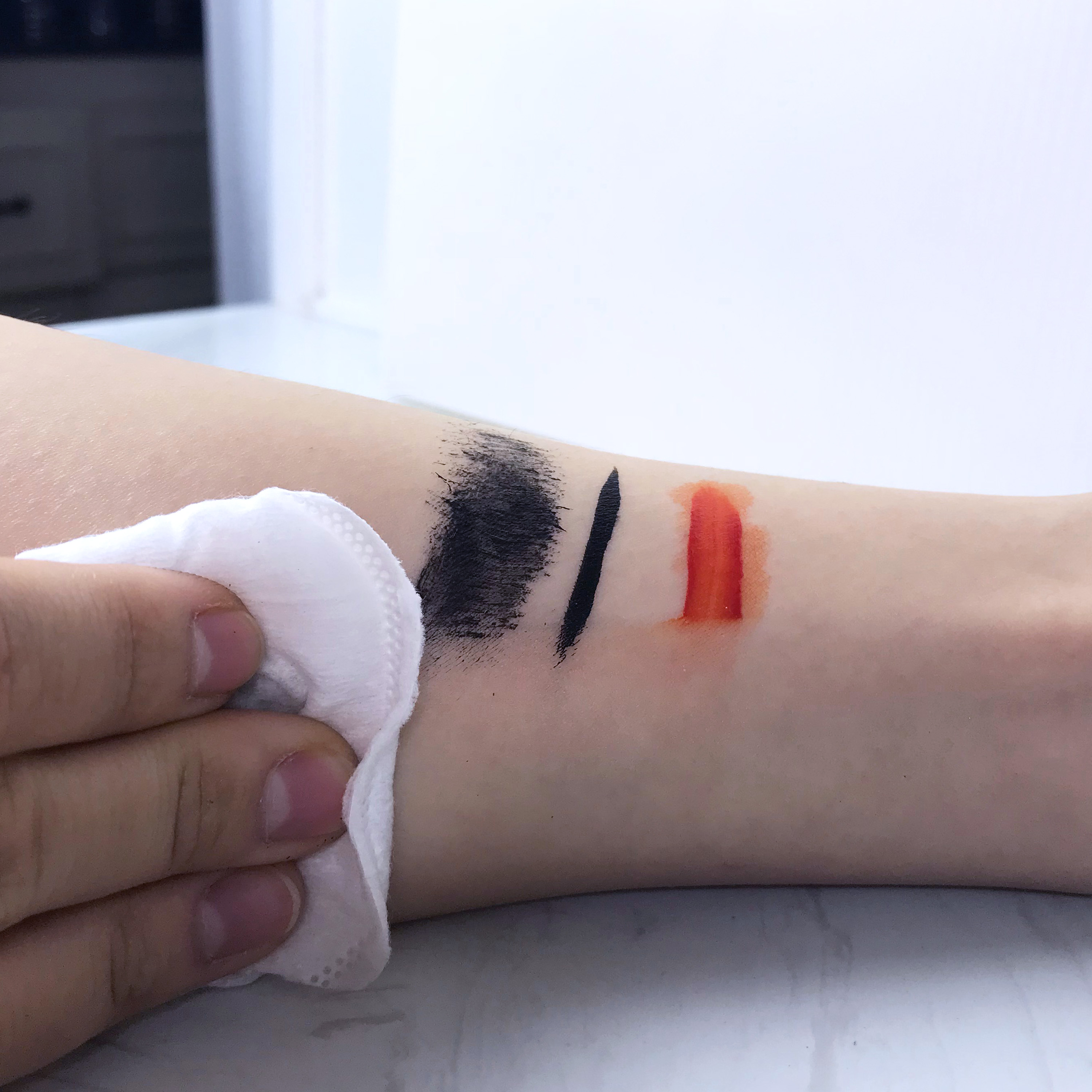 Da được làm sạch với miếng bông gòn, loại bỏ lớp trang điểm với ba sản phẩm khác nhau: một loại kẻ mắt đậm, một loại kẻ mắt mảnh và một son môi đỏ. Bài viết khám phá quy trình chăm sóc da cơ bản và các bước chăm sóc da đúng chuẩn.