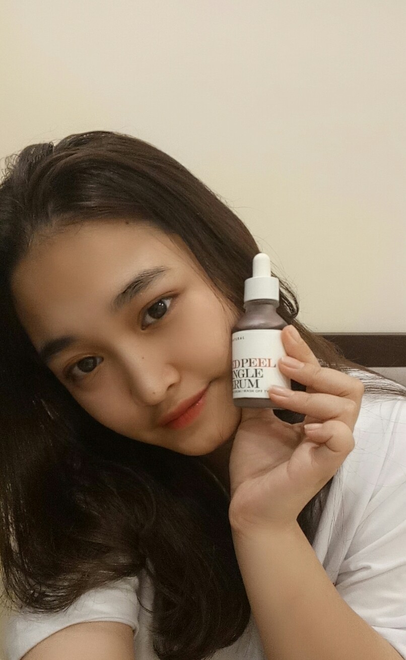 Một cô gái trẻ cầm trên tay chai serum chăm sóc da, tạo hình gợi cảm với làn da căng bóng. Bài viết chia sẻ các bước chăm sóc da hàng ngày, giúp bạn sở hữu skin care routine hoàn hảo và bí quyết chăm sóc da hiệu quả.