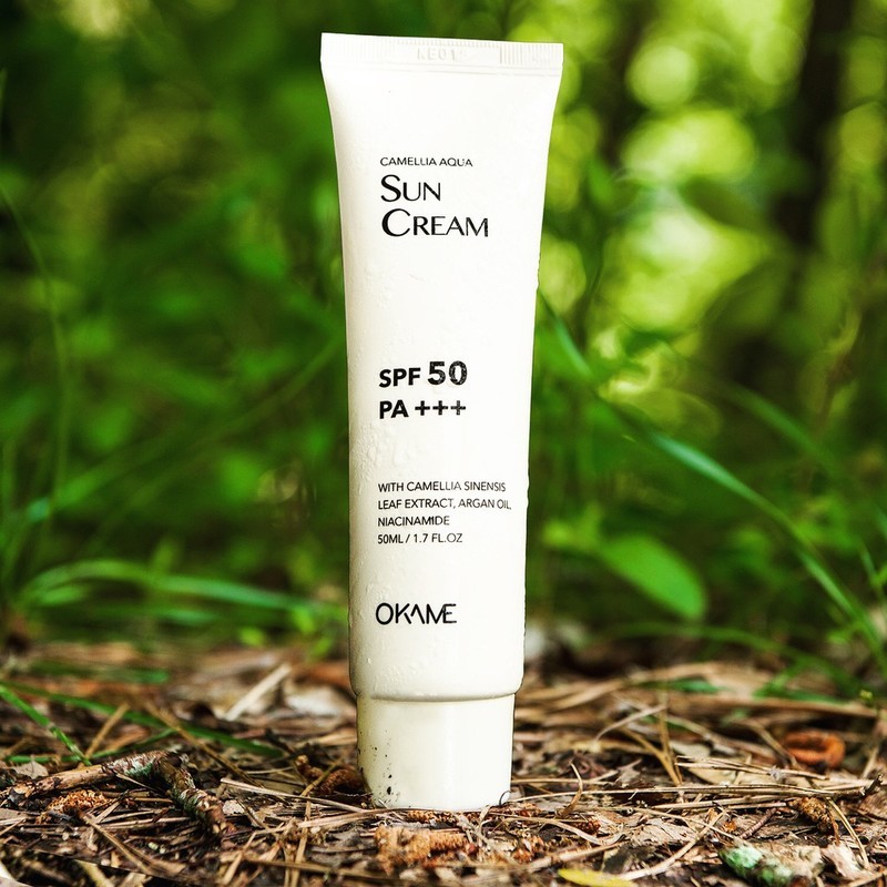 Sản phẩm kem chống nắng Camellia Aqua Sun Cream SPF 50 PA+++ với chiết xuất lá trà xanh và dầu argan. Bài viết đề cập đến 11 bí quyết chăm sóc da của phụ nữ Nhật Bản, từ việc sử dụng trà xanh đến thói quen tắm, giúp sở hữu làn da trẻ trung, khỏe mạnh.