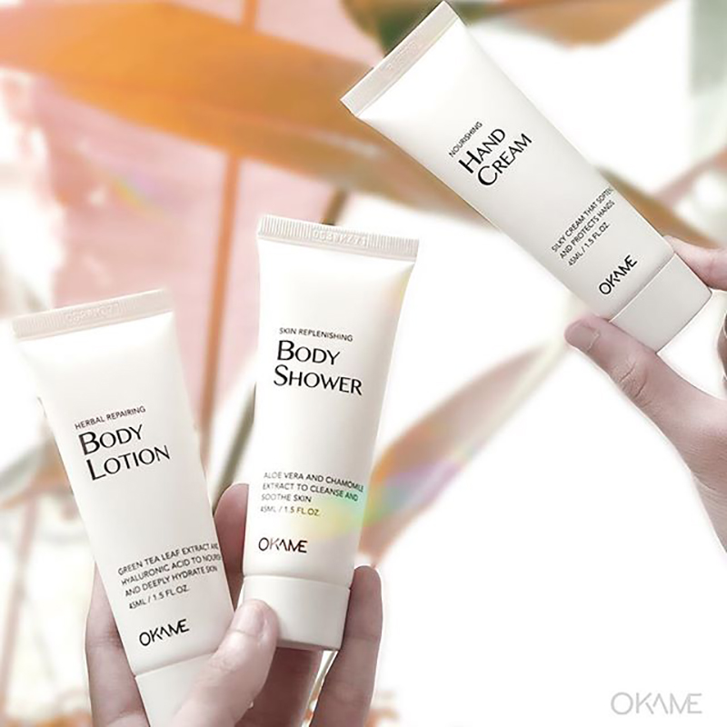 Ba sản phẩm chăm sóc cơ thể gồm kem dưỡng tay, sữa tắm và lotion, nhấn mạnh tầm quan trọng của việc dưỡng da tay hàng ngày để có làn da khỏe mạnh, mềm mại, đặc biệt trong những khoảnh khắc ngượng ngùng nắm tay crush.