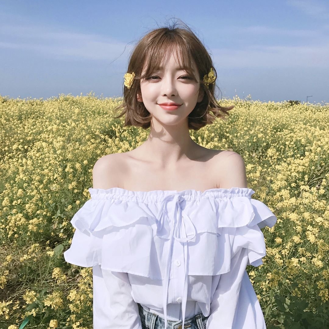 Da trắng, hết mụn và mờ thâm với 4 thành phần nên có trong skin care routine tuổi 20. Vitamin C, hyaluronic acid, dùng tea tree trị mụn và Vitamin B5 giúp da sáng khỏe, đầy sức sống.