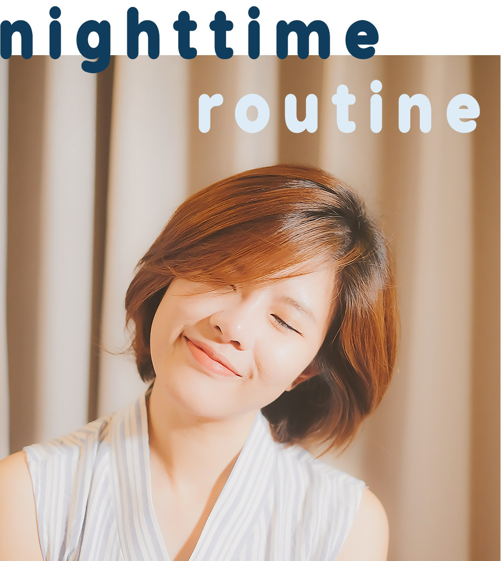 Cô gái với nụ cười nhẹ nhàng, thể hiện phong cách làm đẹp qua thói quen trước khi đi ngủ. Bài viết "Trong đám cưới, mọi thứ có thể qua loa nhưng cô dâu nhất định phải đẹp" từ CEO Lynh Thuỳ Wedding Team khám phá câu chuyện về cái đẹp và sự tự tin.