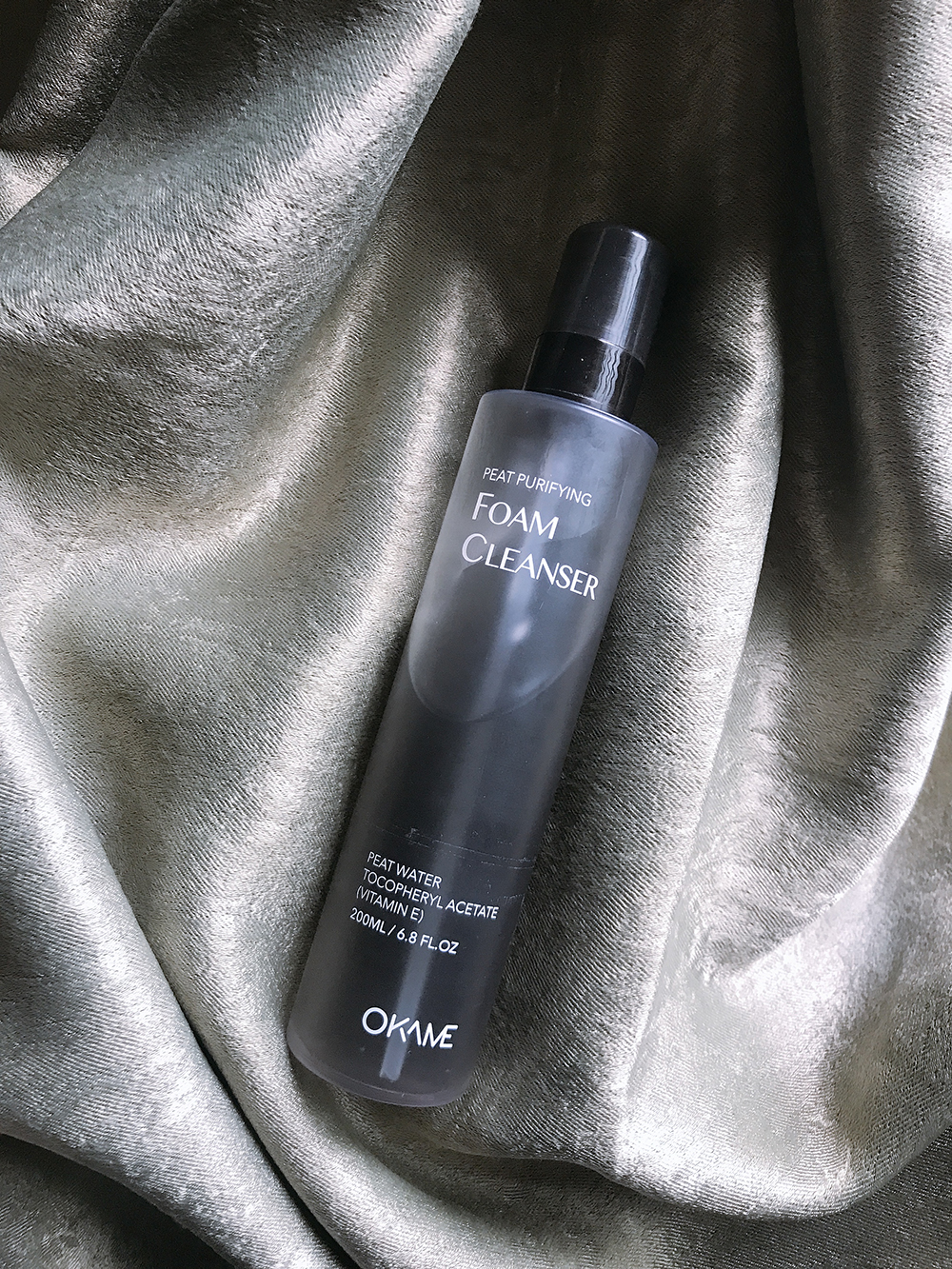 Sản phẩm Peat Purifying Foam Cleanser từ Okame, giúp làm sạch da, bổ sung vitamin E, phù hợp cho chu trình chăm sóc da cơ bản, tối ưu hóa skin care routine với thành phần peat.