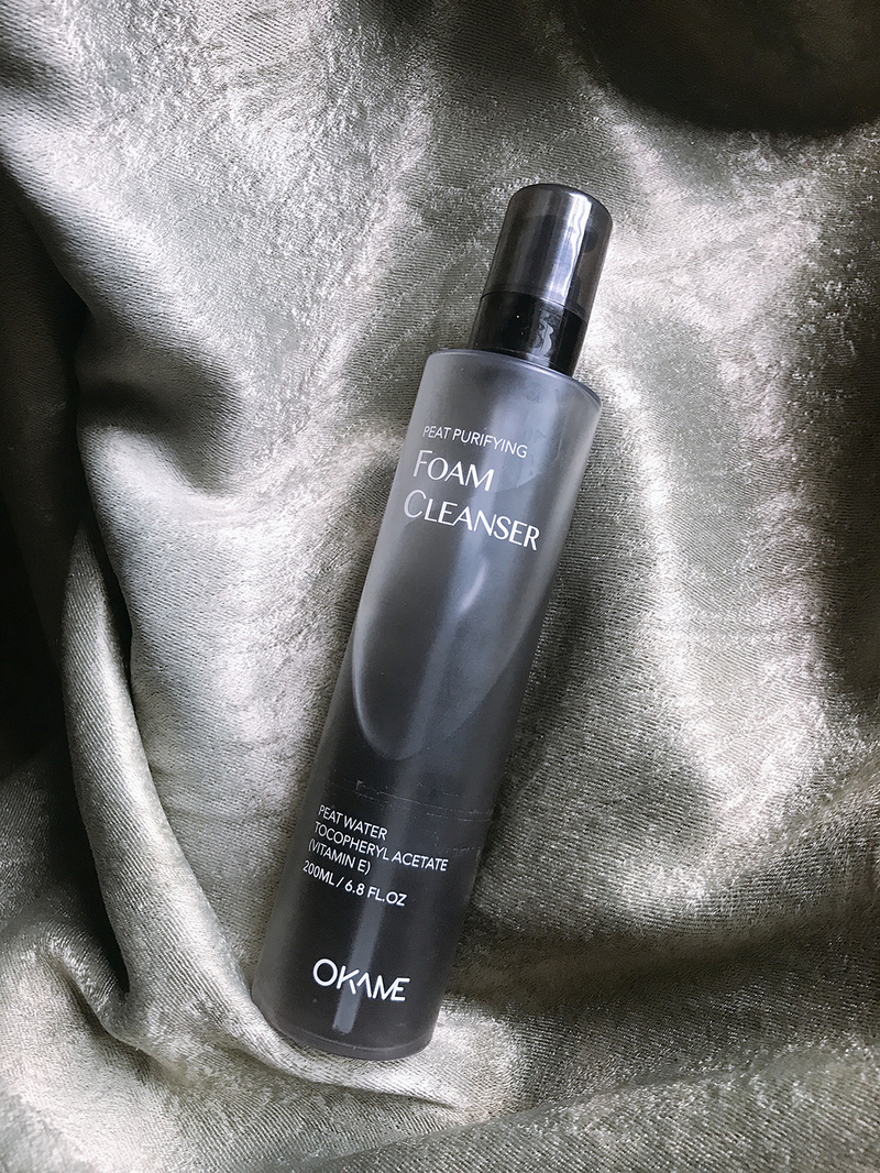 Sản phẩm rửa mặt Foam Cleanser chứa thành phần peat, hỗ trợ làm sạch da hiệu quả. Đây là bước quan trọng trong skin care routine, giúp duy trì làn da tươi sáng và khỏe mạnh.