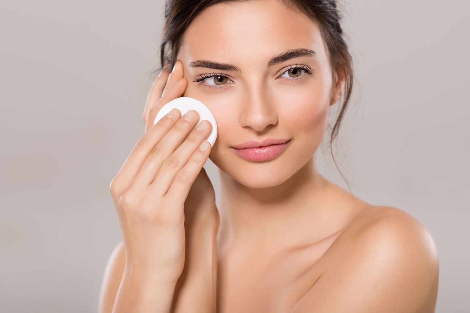 Chăm sóc da mụn trở nên đơn giản hơn với skin care routine 5 bước. Hướng dẫn chăm sóc da cơ bản giúp hết mụn và mờ thâm hiệu quả.