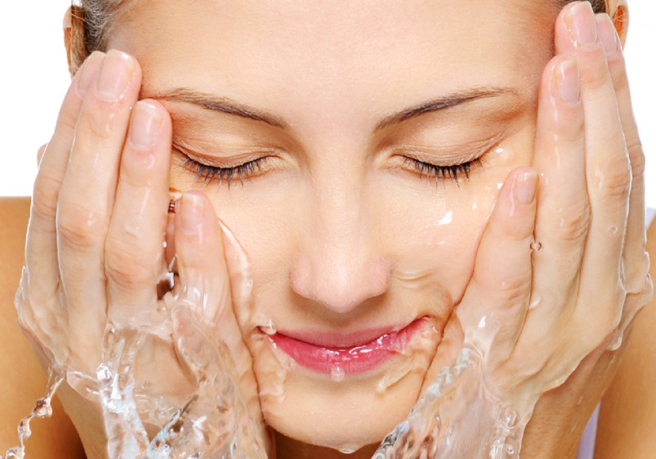 Hướng dẫn chăm sóc da mụn hiệu quả với skin care routine 5 bước đơn giản giúp da sạch mụn và mờ thâm nhanh chóng. Sử dụng nước rửa mặt kết hợp các sản phẩm chống mụn để đạt hiệu quả tối ưu.