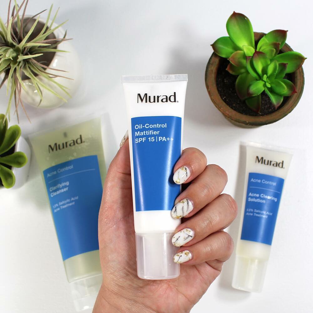 Chăm sóc da mụn hiệu quả với bộ ba sản phẩm Murad: sữa rửa mặt, kem kiểm soát dầu và dung dịch chữa mụn. Giúp da sạch mụn, mờ thâm nhanh chóng. Thực hiện skin care routine 5 bước đơn giản để có làn da khỏe mạnh.