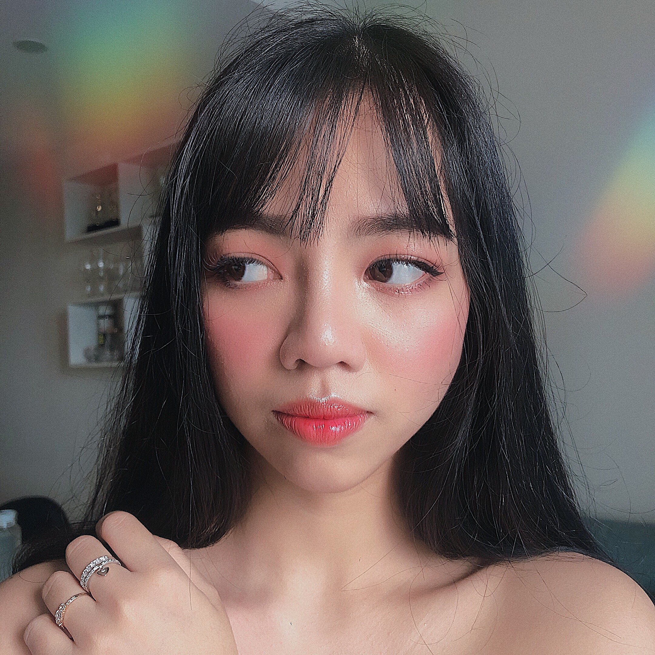 Cô gái với phong cách trang điểm tone hoa anh đào nhẹ nhàng, làn da mịn màng, môi tô màu hồng nhẹ, và ánh mắt thu hút, thể hiện rõ xu hướng trang điểm đơn giản và quyến rũ.