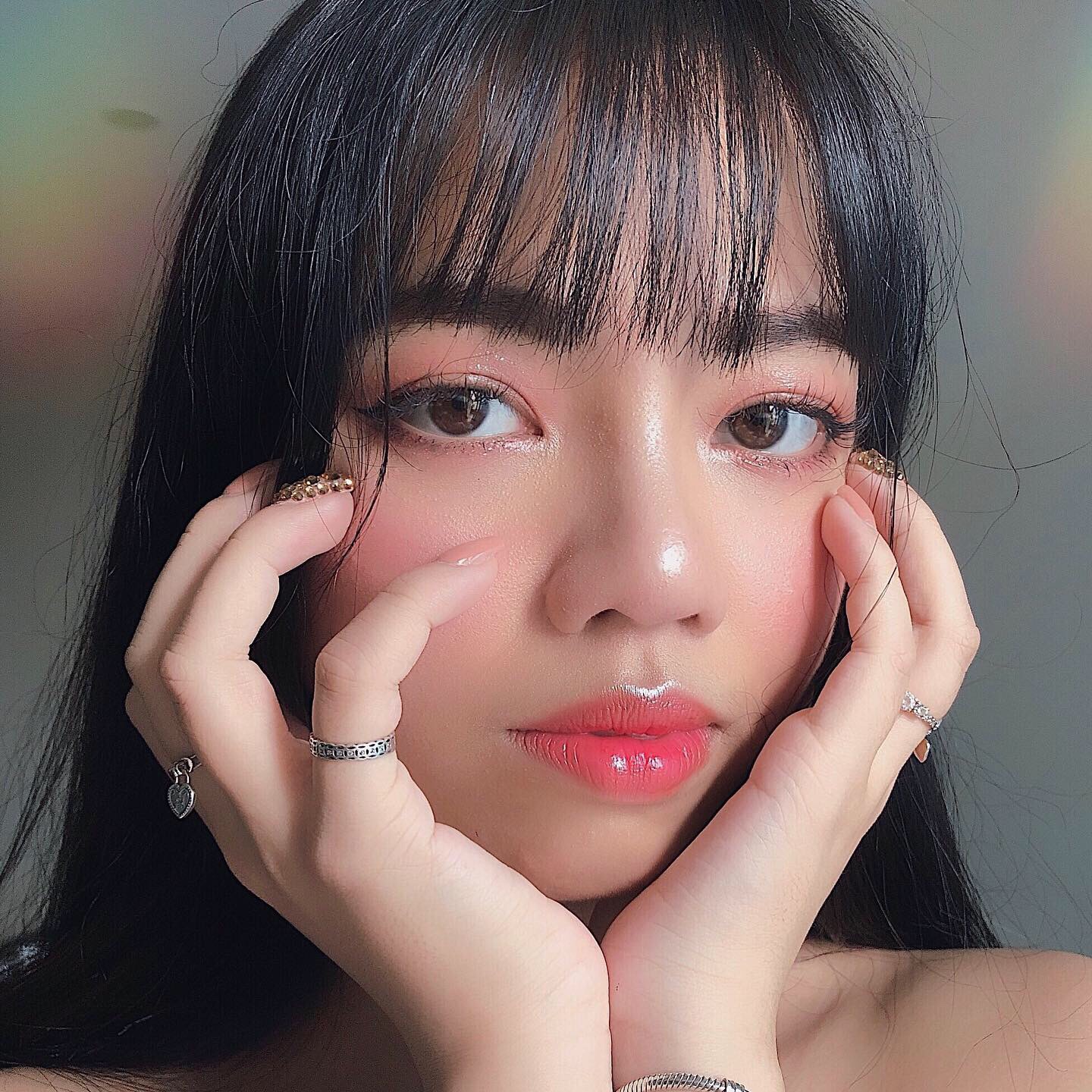 Được lấy cảm hứng từ vẻ đẹp của hoa anh đào, hướng dẫn trang điểm này mang đến cho các cô nàng phong cách trang điểm ngọt ngào, thanh thoát và dễ thương. Khám phá những mẹo trang điểm đơn giản và hiệu quả như nữ sinh Nhật Bản.