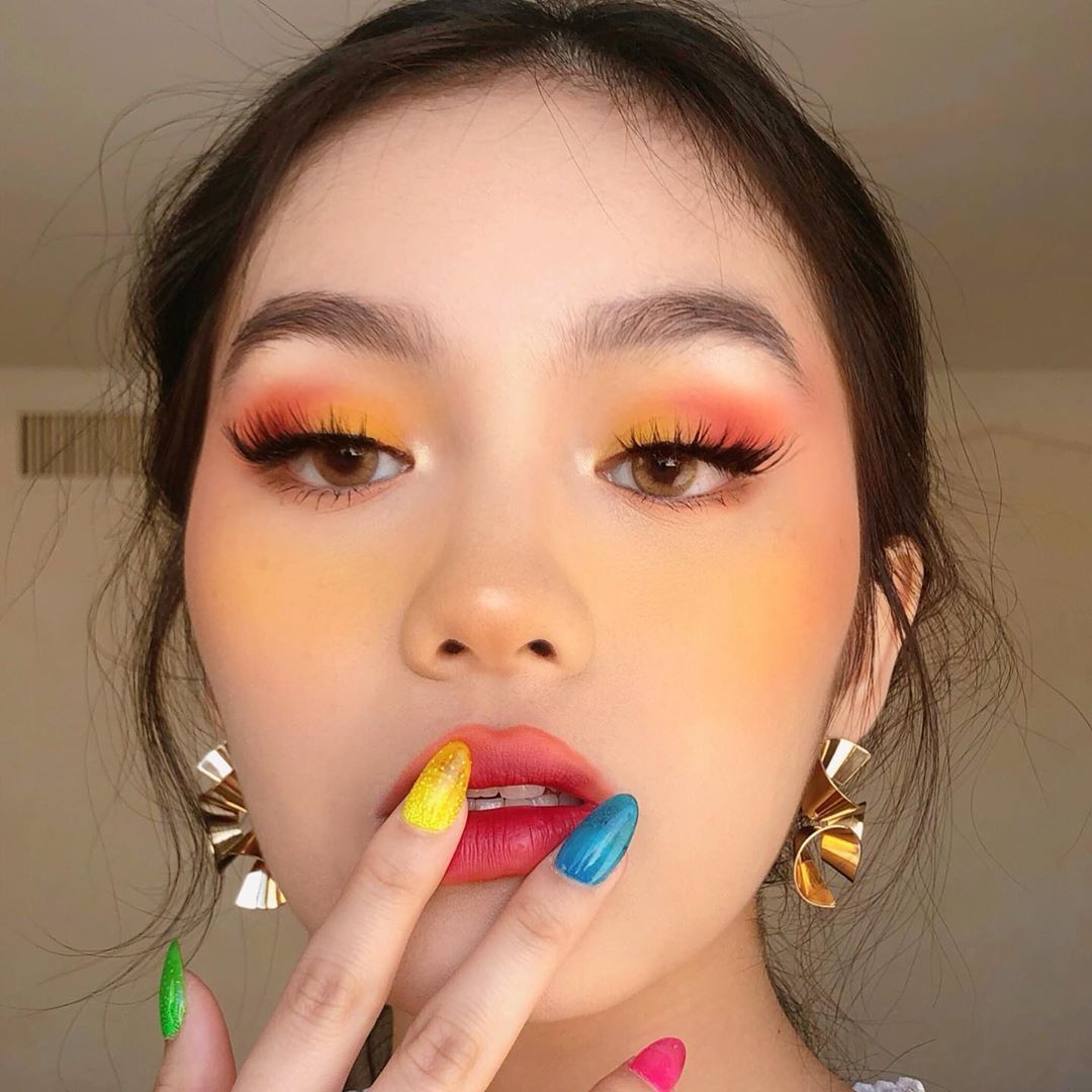 Hướng dẫn trang điểm mùa hè với tông vàng cực trendy, gợi ý makeup bắt mắt, rực rỡ. Thử sức với phong cách trẻ trung, cá tính để tỏa sáng giữa mùa hè. Khám phá makeup trend 2019 cùng màu vàng nổi bật.