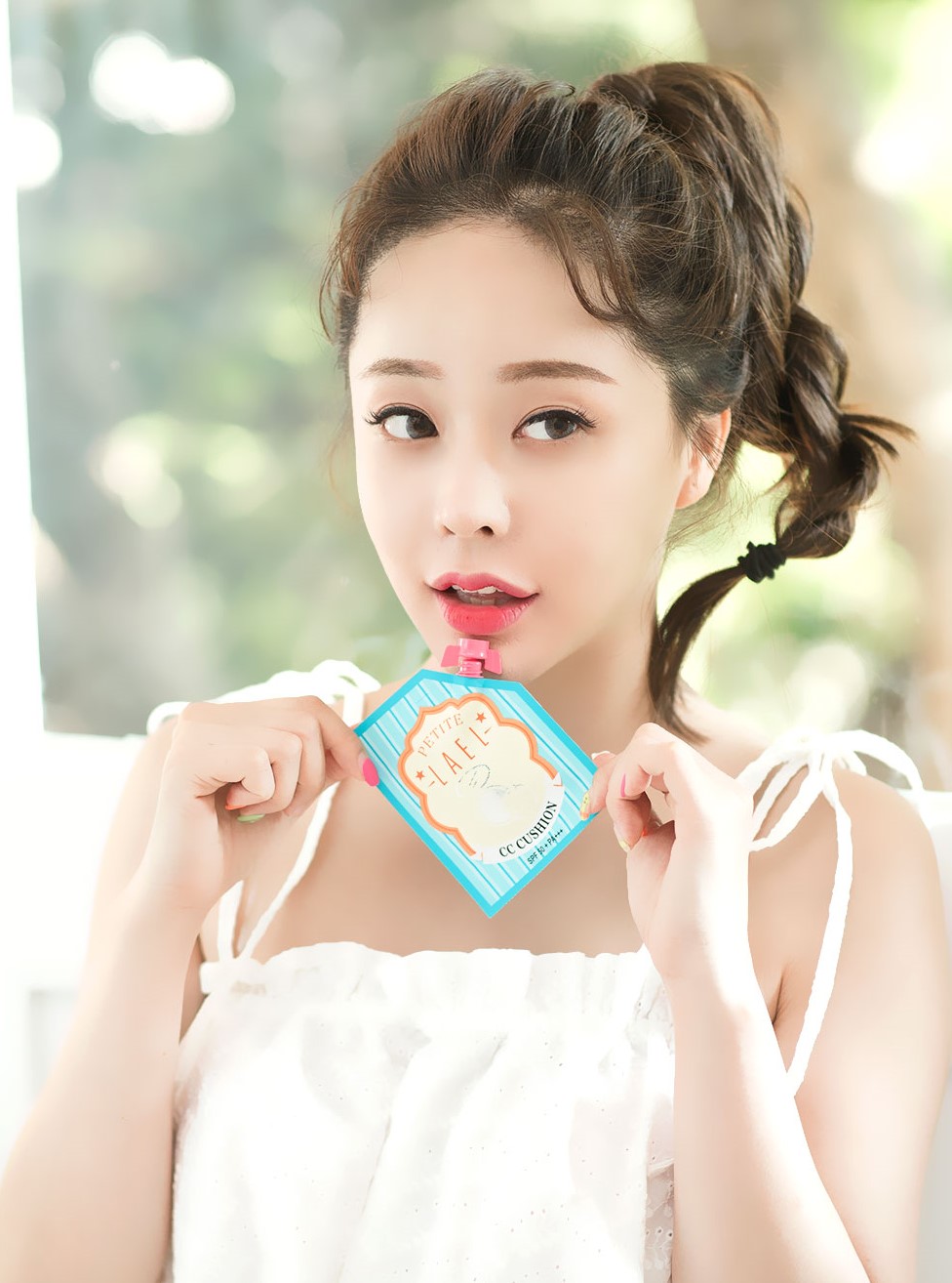 Bài viết về trang điểm Hàn Quốc, giới thiệu sản phẩm mỹ phẩm Petite Lael với thiết kế dễ thương, lý tưởng cho việc du lịch, phù hợp với phong cách trang điểm đơn giản và tiện lợi.