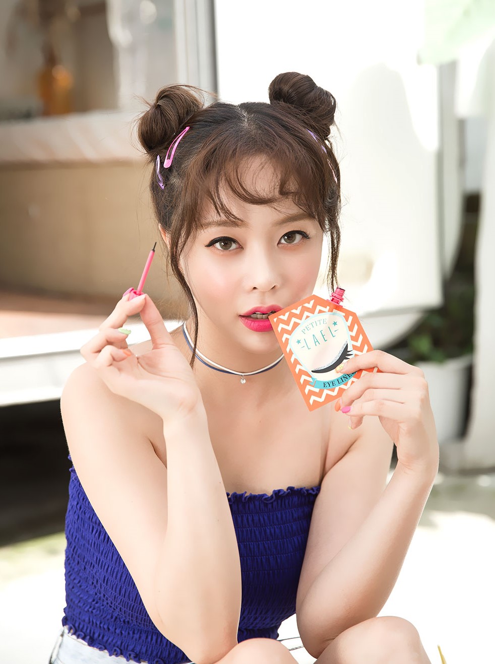 Trang điểm Hàn Quốc sương sương với sản phẩm của Petite Lael, thể hiện phong cách trang điểm đơn giản nhưng đáng yêu, thích hợp cho các nàng yêu thích du lịch và tiện lợi.