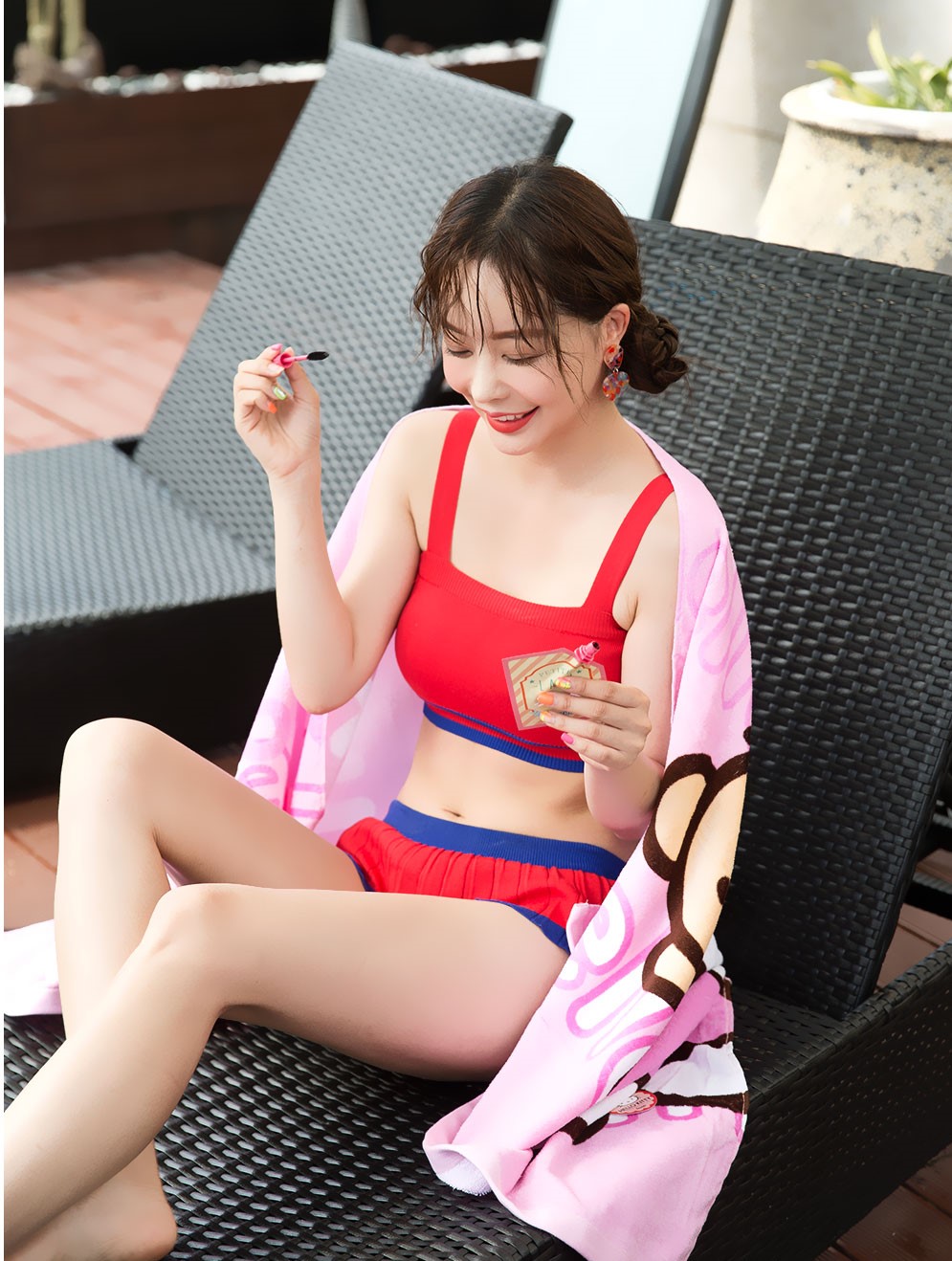 Mẫu trang điểm Hàn Quốc sương sương với bộ đồ nghề Petite Lael, phù hợp cho các nàng yêu thích du lịch. Sản phẩm thiết kế gọn nhẹ, dễ dàng mang theo và tiết kiệm chi phí.