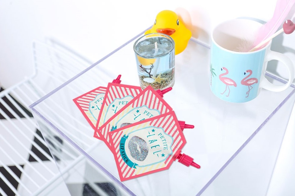 Thiết kế bao bì mỹ phẩm Petite Lael với màu sắc tươi sáng, tập trung vào trang điểm đơn giản, tiện lợi cho các nàng thích du lịch. Sản phẩm nhỏ gọn, giá hợp lý, lý tưởng cho những ai yêu thích phong cách trang điểm Hàn Quốc.