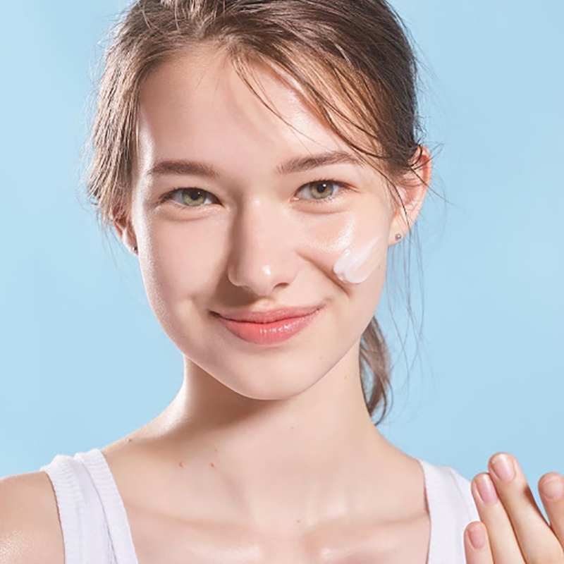Yêu Retinol nhưng da nhạy cảm? Khám phá mẹo chăm sóc da cơ bản để bổ sung Retinol vào skin care routine mà không gây kích ứng. Tìm hiểu cách sử dụng hiệu quả và an toàn cho làn da.