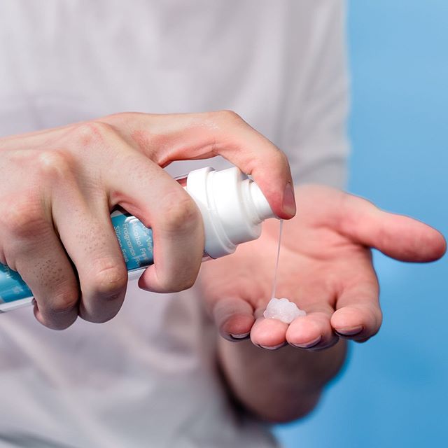 Bàn tay đang thao tác với sản phẩm chăm sóc da, thể hiện sự chuẩn bị cho quy trình skin care routine với Retinol. Bài viết chia sẻ mẹo cho làn da nhạy cảm trong việc sử dụng Retinol hiệu quả.