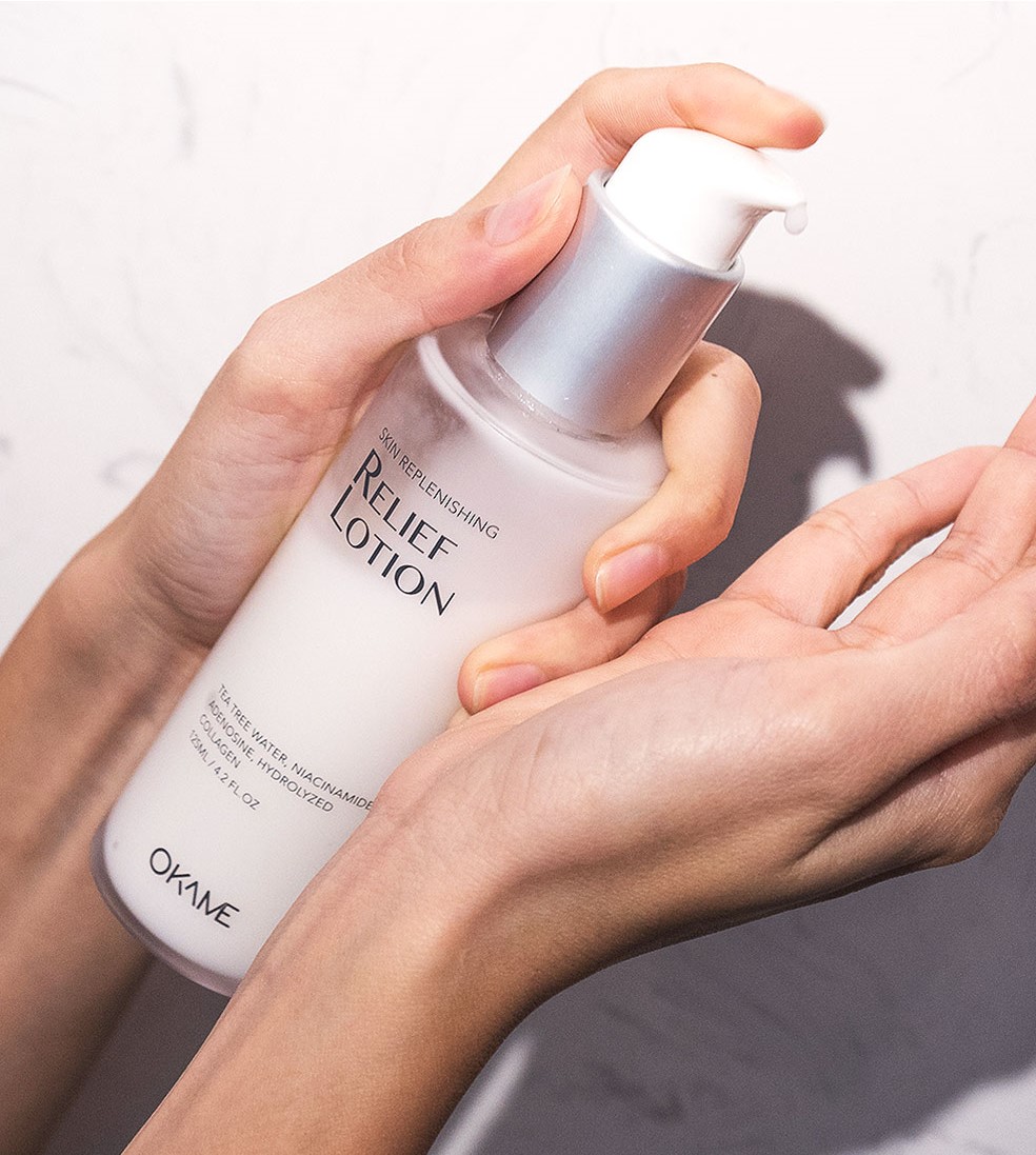 Bình dưỡng da với tóp chữ "Relief Lotion" đang được sử dụng. Quy trình dưỡng da cho sinh viên với các bước cơ bản tiết kiệm, bảo đảm làn da khỏe đẹp mà không cần chi tiêu cao. Bài viết chia sẻ bí quyết chăm sóc da phù hợp với hầu bao hạn hẹp.